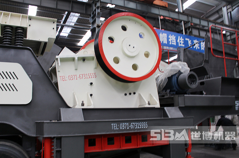 移動砂石粉碎機(jī)