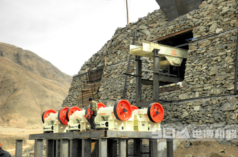 顎式破碎機(jī)現(xiàn)場圖
