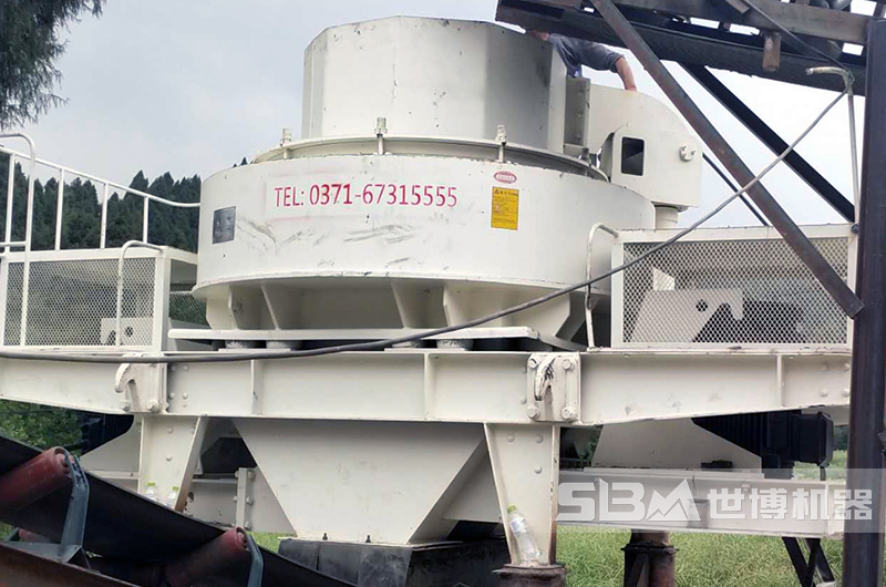 制砂機(jī)制砂作業(yè)現(xiàn)場(chǎng)