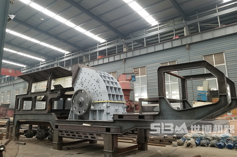 重錘破碎機廠家，圖為河南世博廠家生產(chǎn)的移動重錘破碎機