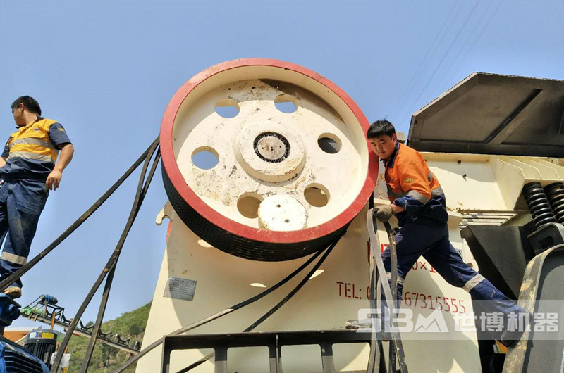 時產(chǎn)500噸顎式破碎機(jī)安裝現(xiàn)場