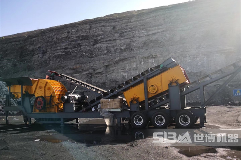 重錘式移動破碎機，配置重錘破、給料機、振動篩