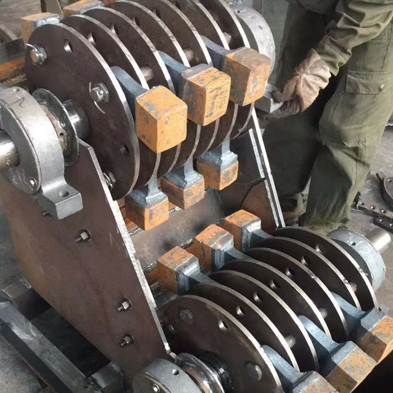 世博雙級(jí)破碎機(jī)細(xì)節(jié)圖，內(nèi)部結(jié)構(gòu)