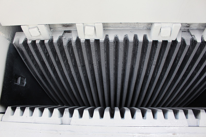 PEX細鄂破進料口，細齒鄂板