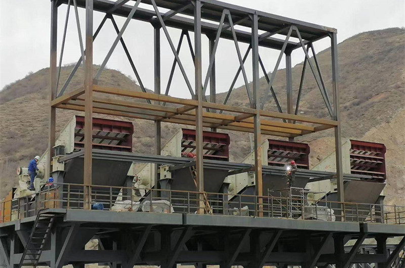 大型礦山礦石振動篩現(xiàn)場，多臺并排生產(chǎn)