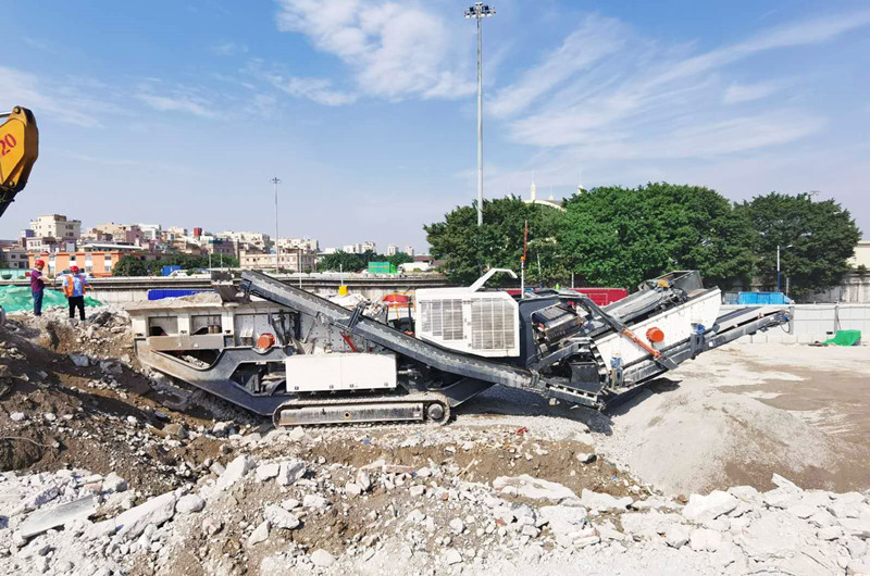 履帶移動(dòng)破碎篩分機(jī)破碎建筑垃圾現(xiàn)場(chǎng)