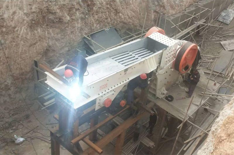 顎式破碎機、給料機安裝現(xiàn)場