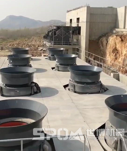 八臺(tái)圓錐破碎機(jī)，大型圓錐破碎機(jī)生產(chǎn)現(xiàn)場(chǎng)圖