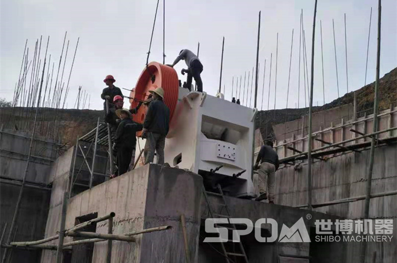 石場大型顎式破碎機(jī)安裝現(xiàn)場，需要四五人合力