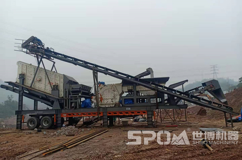 三組合車載移動碎石機(jī)安裝工地