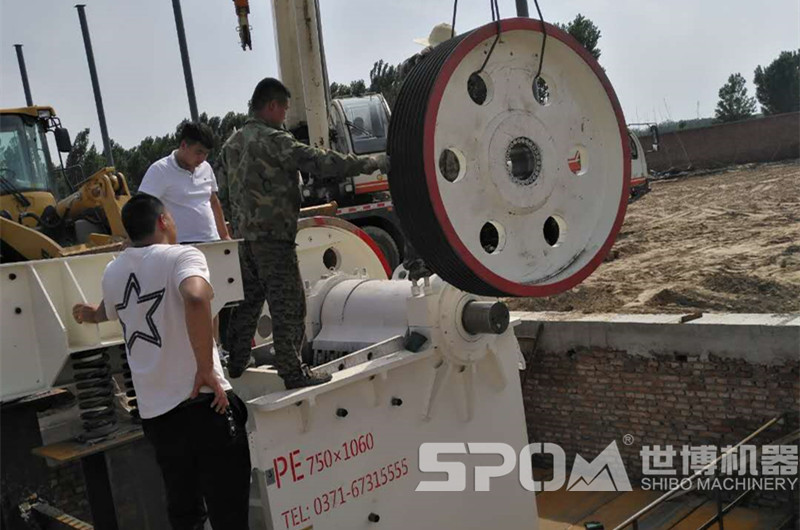 750x1060鄂式破碎機(jī)飛輪吊裝現(xiàn)場