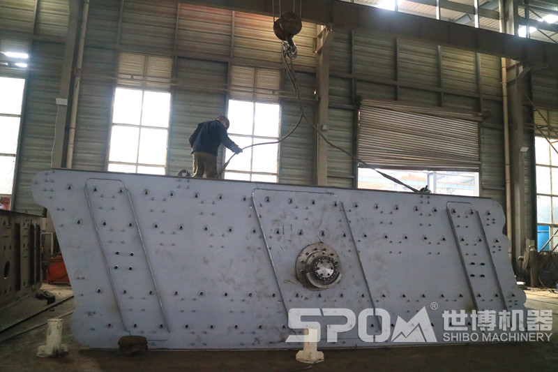 未上油漆的振動篩，振動篩生產(chǎn)車間圖