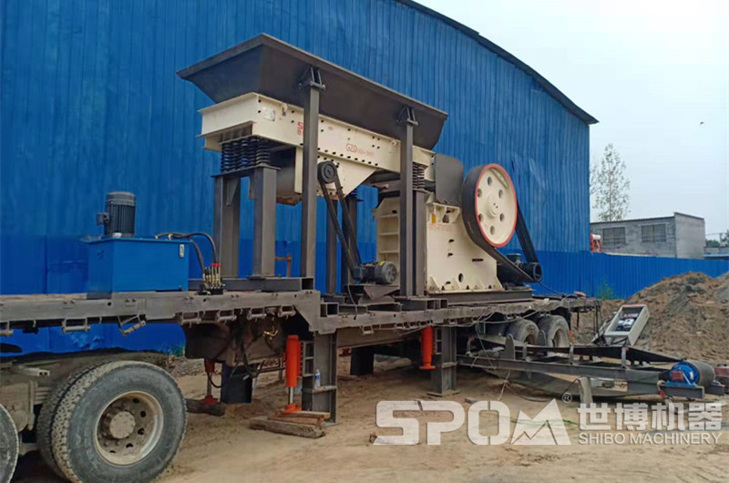 廢舊平板貨車(chē)改裝的移動(dòng)顎破破碎機(jī)