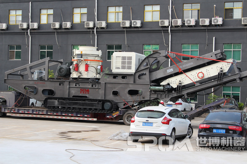 履帶圓錐碎石移動設備裝車發(fā)貨