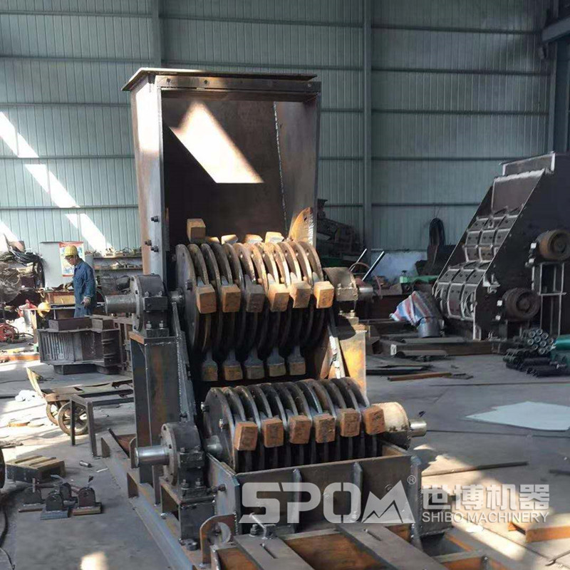 世博雙級(jí)破碎機(jī)生產(chǎn)車間，雙級(jí)破碎機(jī)半成品內(nèi)部結(jié)構(gòu)