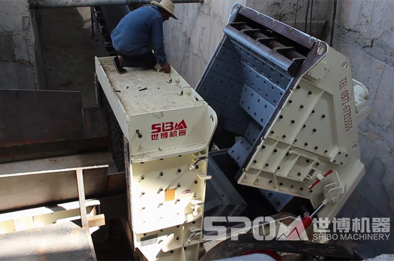 反擊破碎機(jī)開(kāi)腔檢修