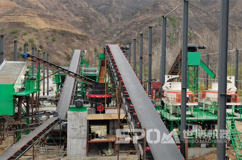碎石機安裝現(xiàn)場，安裝好后加蓋廠房，室內(nèi)生產(chǎn)更環(huán)保