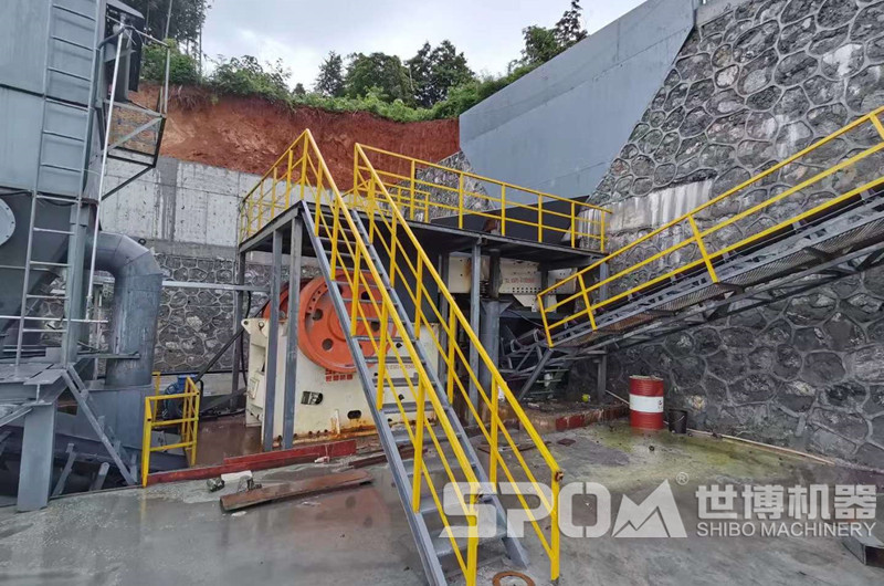 湖南客戶現(xiàn)場，顎式破碎機(jī)和給料機(jī)